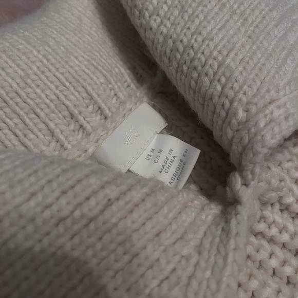 Cozy sweater 🩶 - Picture 2 of 5